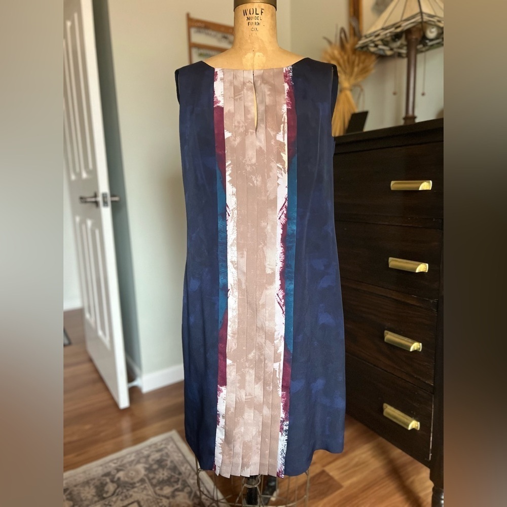 Lavia navy dress with pleated front and key hole eur size 44, us 8